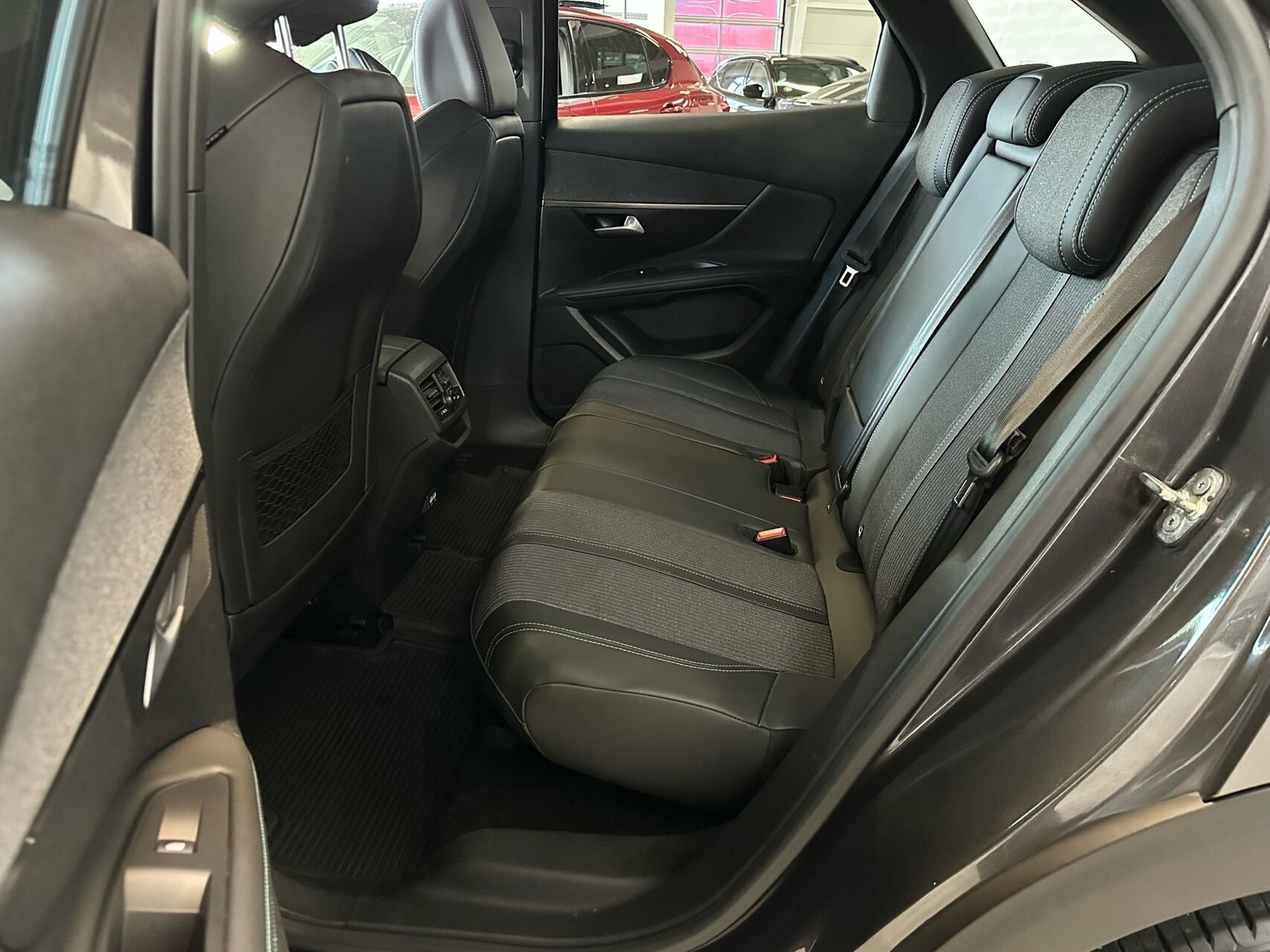 Grå Peugeot 3008 fra 2020