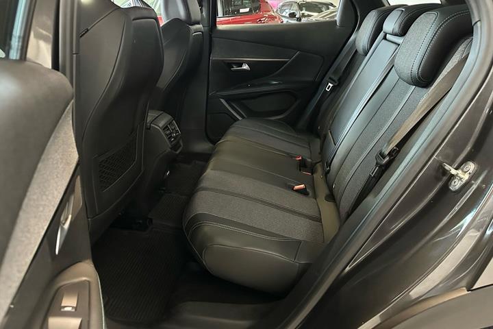 Grå Peugeot 3008 fra 2020