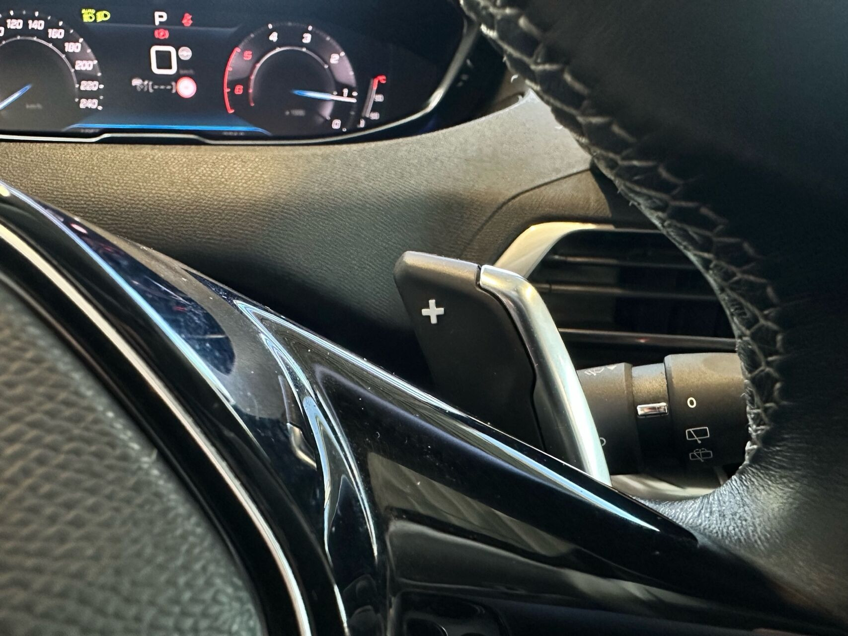 Grå Peugeot 3008 fra 2020