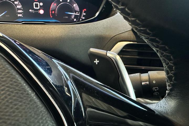 Grå Peugeot 3008 fra 2020