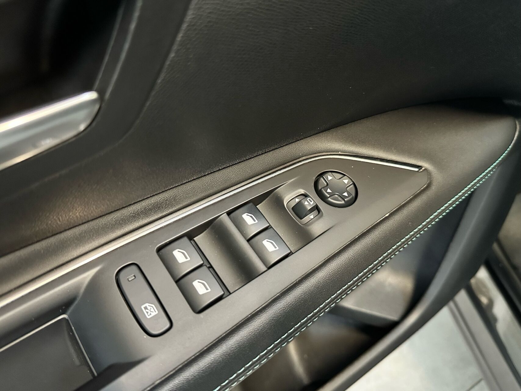 Grå Peugeot 3008 fra 2020