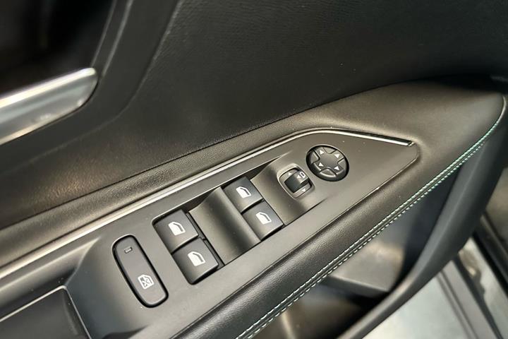 Grå Peugeot 3008 fra 2020