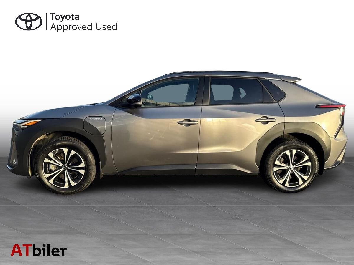 Grå Toyota BZ4X fra 2023