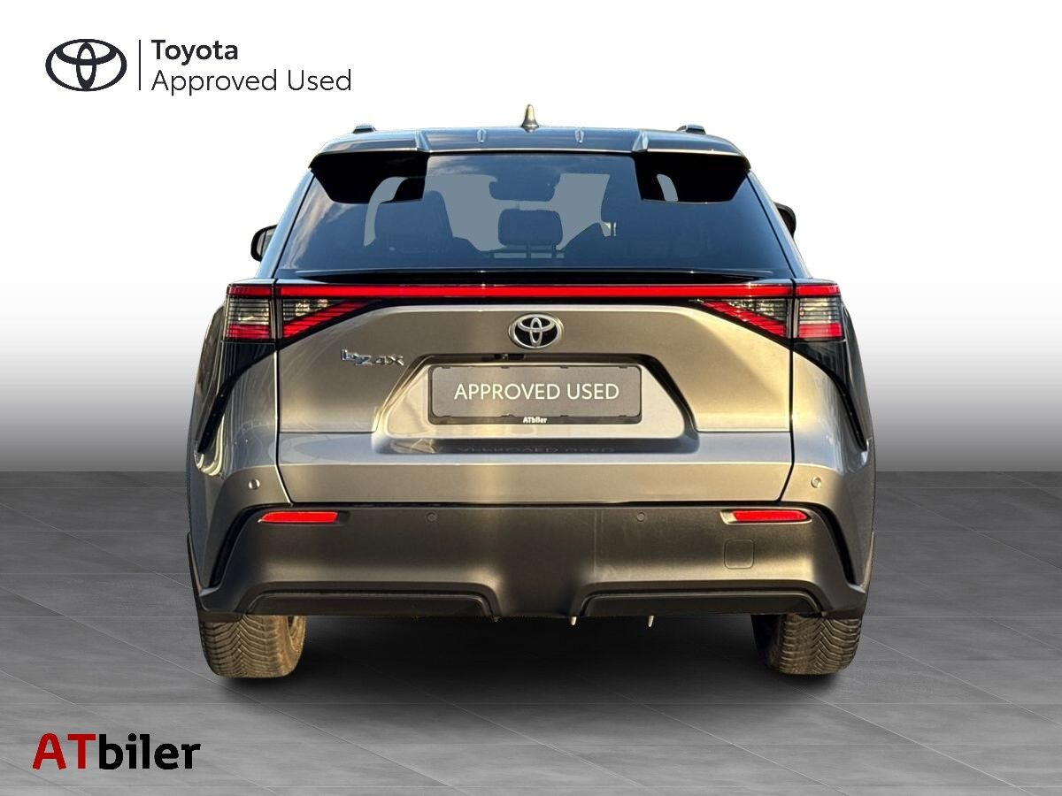 Grå Toyota BZ4X fra 2023