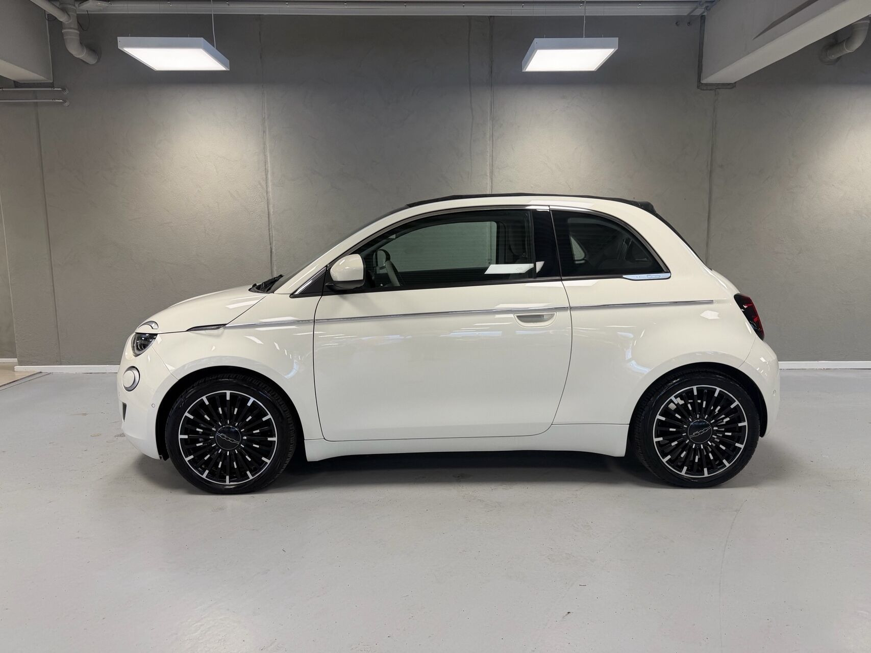 Hvid Fiat 500e fra 2023