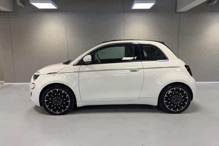 Hvid Fiat 500e fra 2023