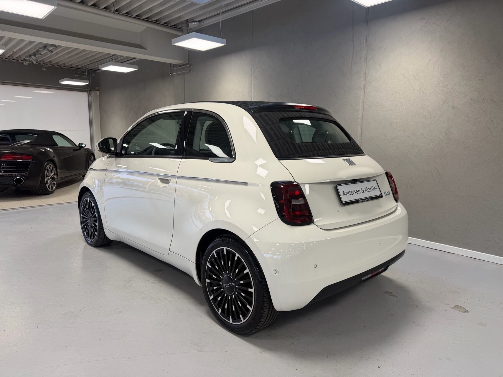 Hvid Fiat 500e fra 2023