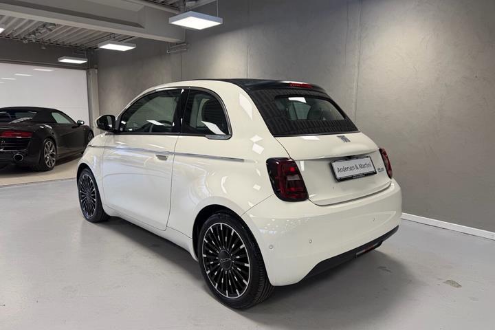 Hvid Fiat 500e fra 2023