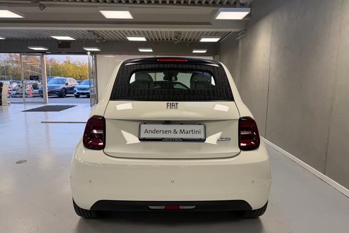 Hvid Fiat 500e fra 2023