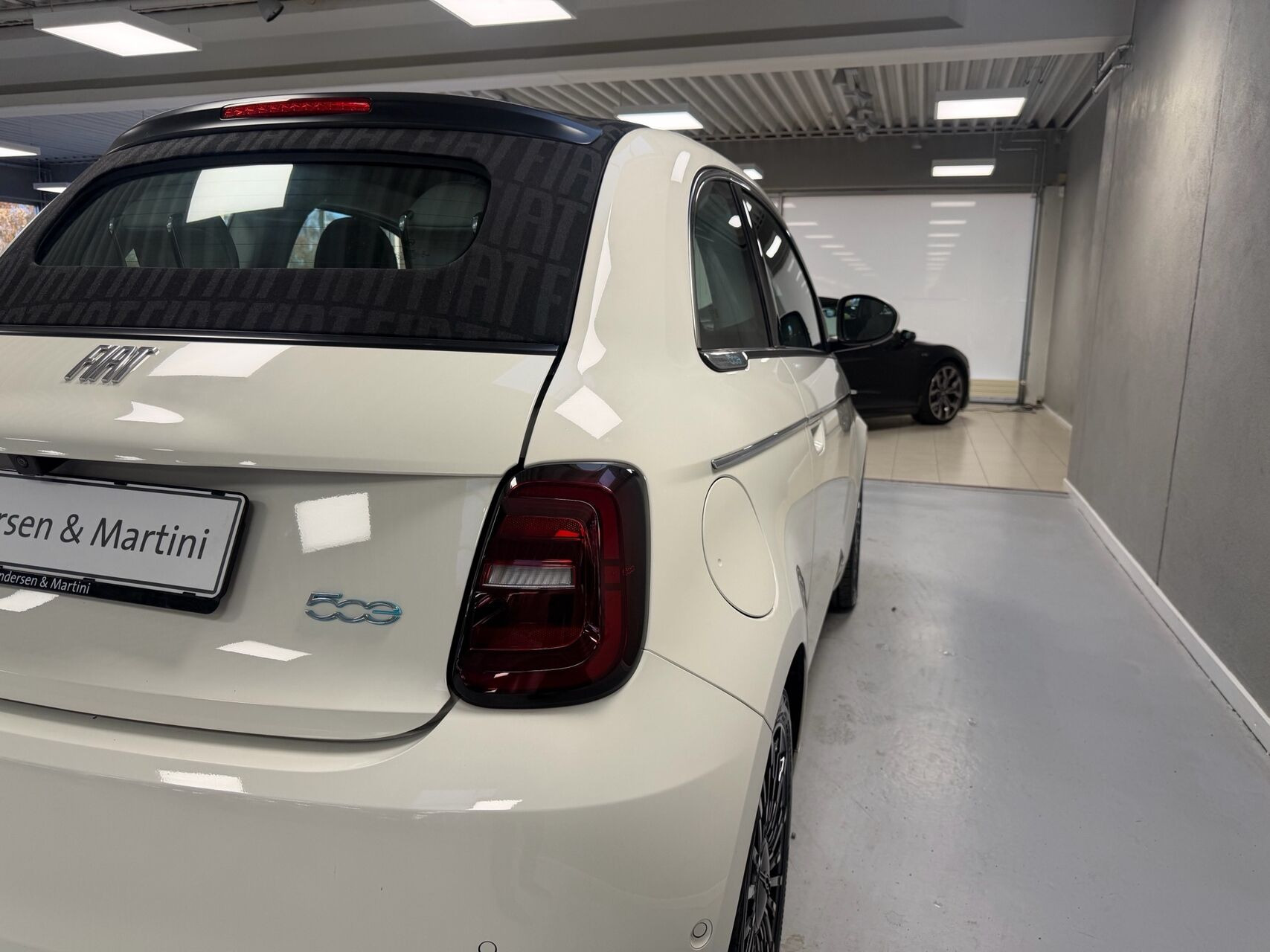 Hvid Fiat 500e fra 2023
