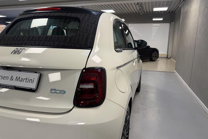 Hvid Fiat 500e fra 2023