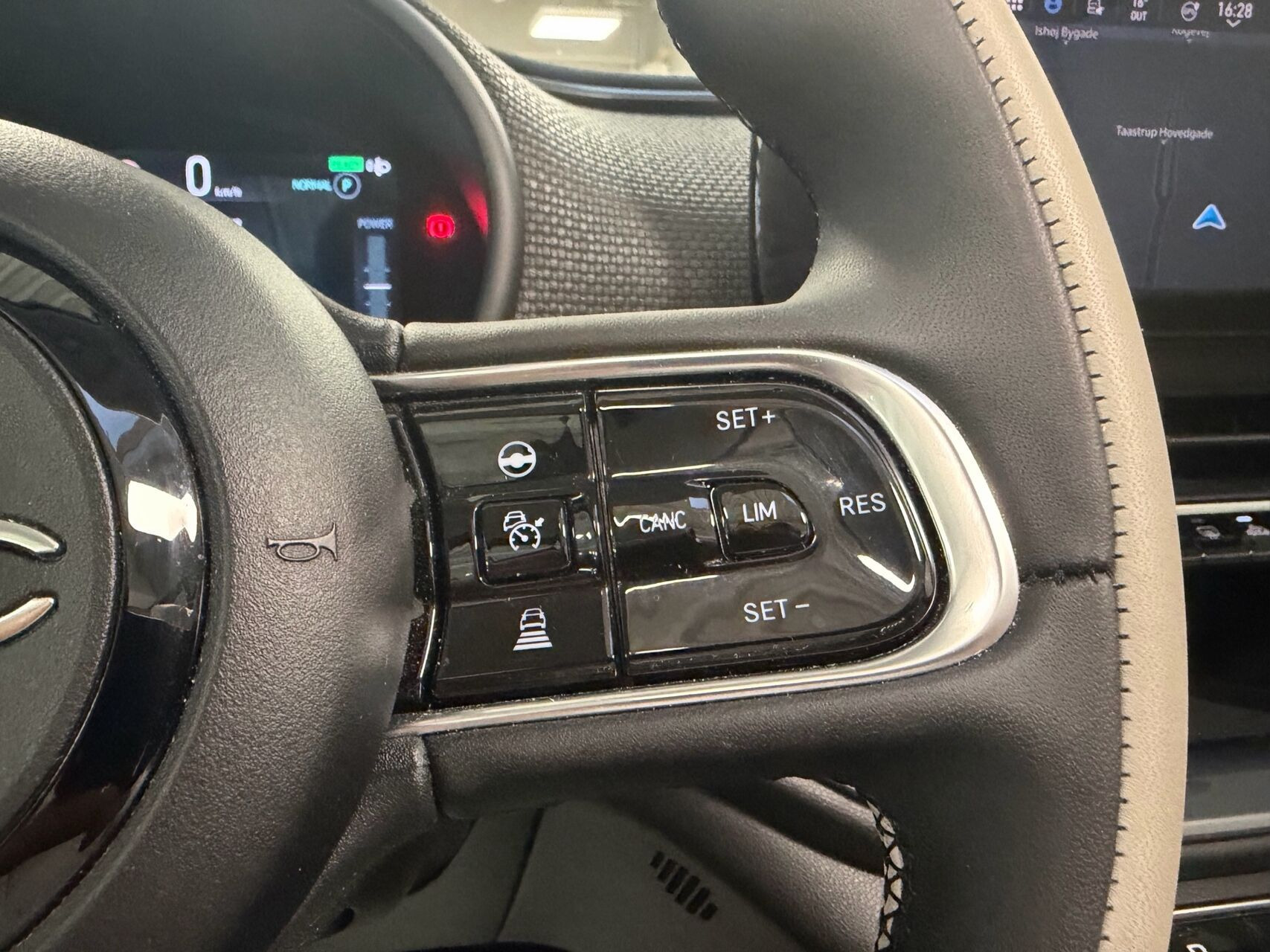 Hvid Fiat 500e fra 2023