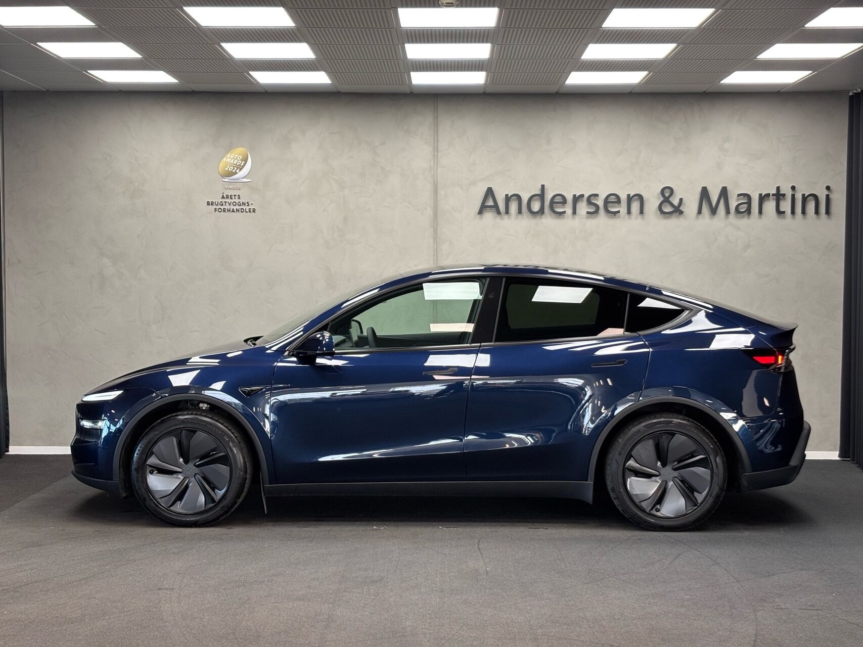 Blå Tesla Model Y fra 2026