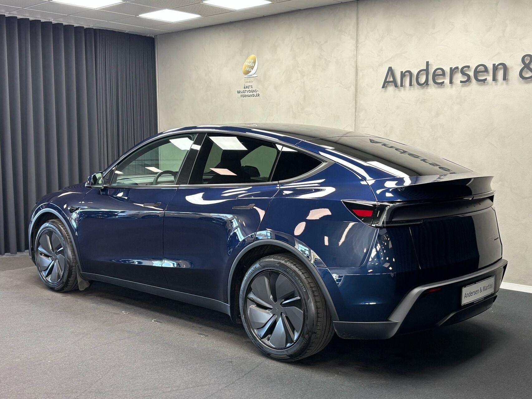 Blå Tesla Model Y fra 2026