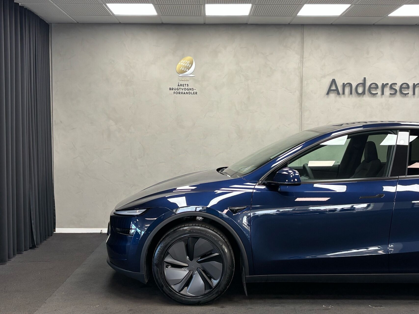 Blå Tesla Model Y fra 2026