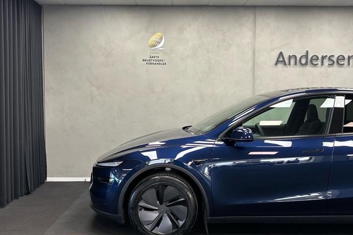 Blå Tesla Model Y fra 2026