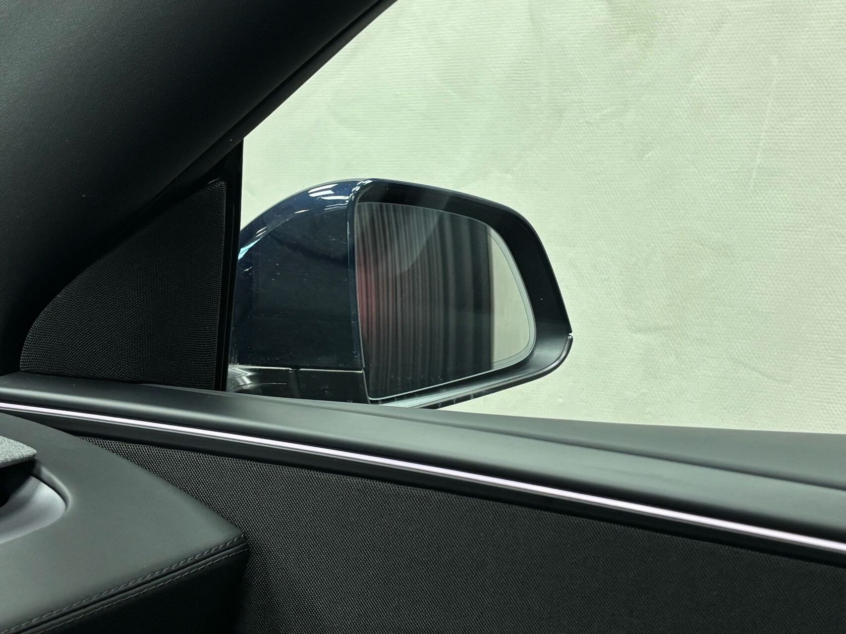 Blå Tesla Model Y fra 2026