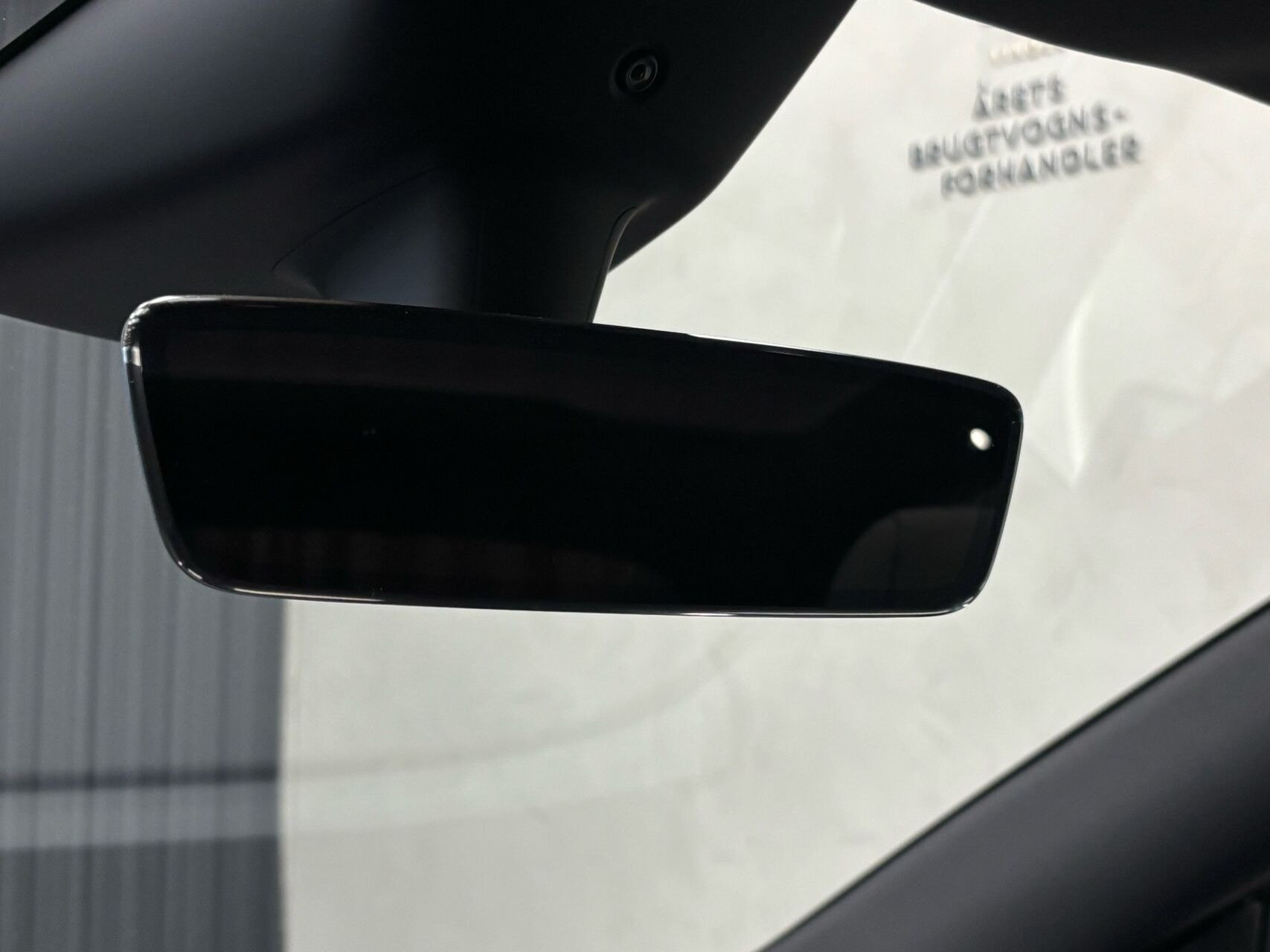Blå Tesla Model Y fra 2026