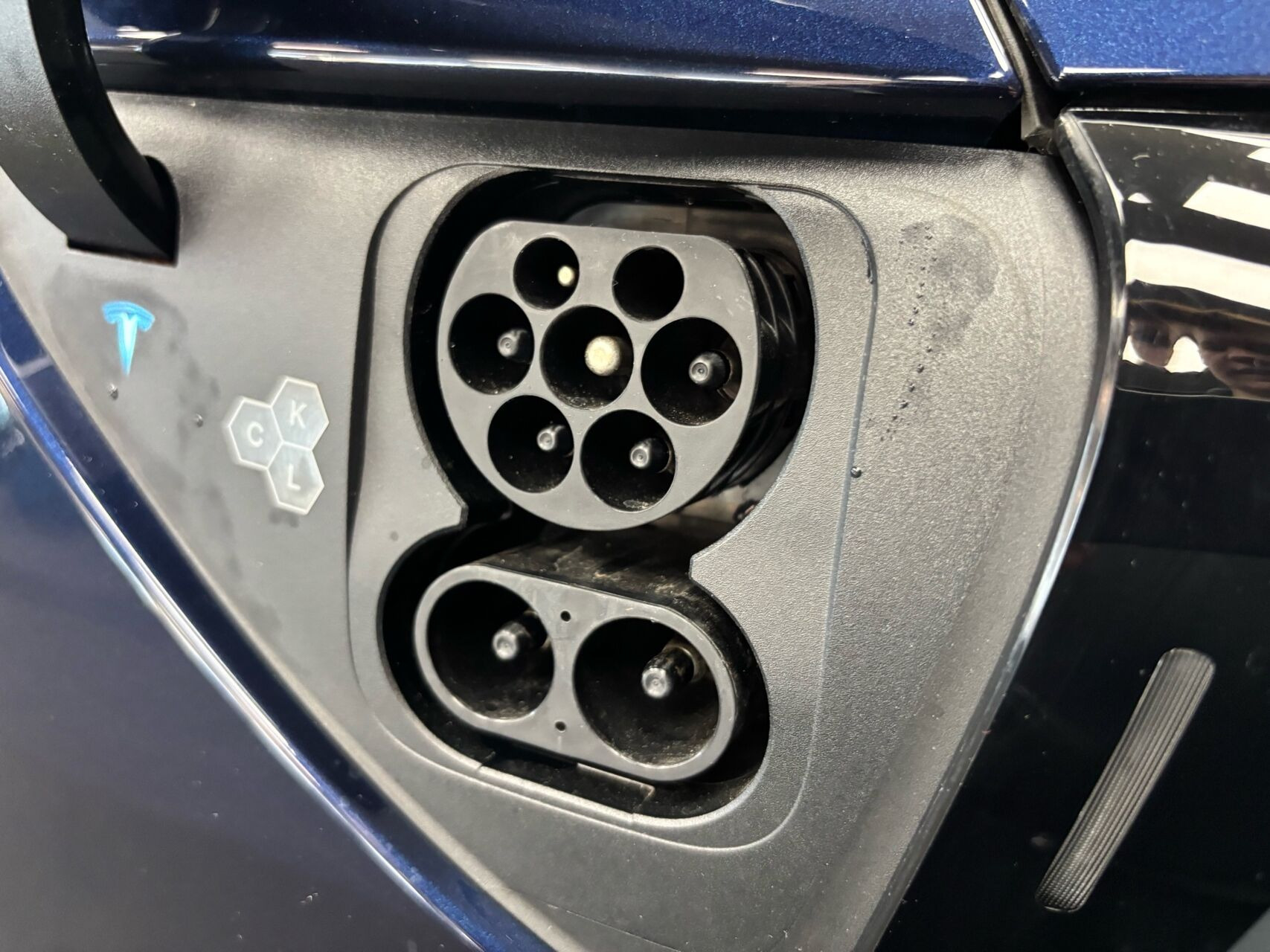 Blå Tesla Model Y fra 2026