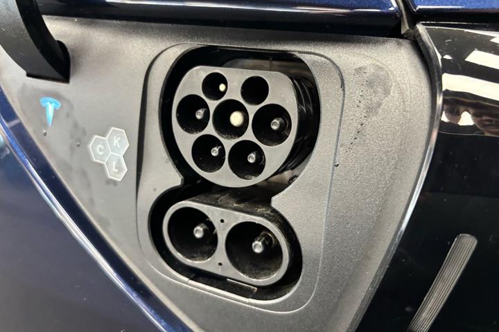 Blå Tesla Model Y fra 2026