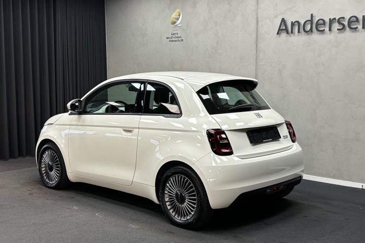 Hvid Fiat 500e fra 2023