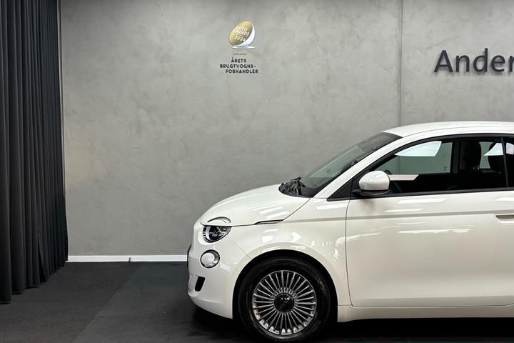 Hvid Fiat 500e fra 2023