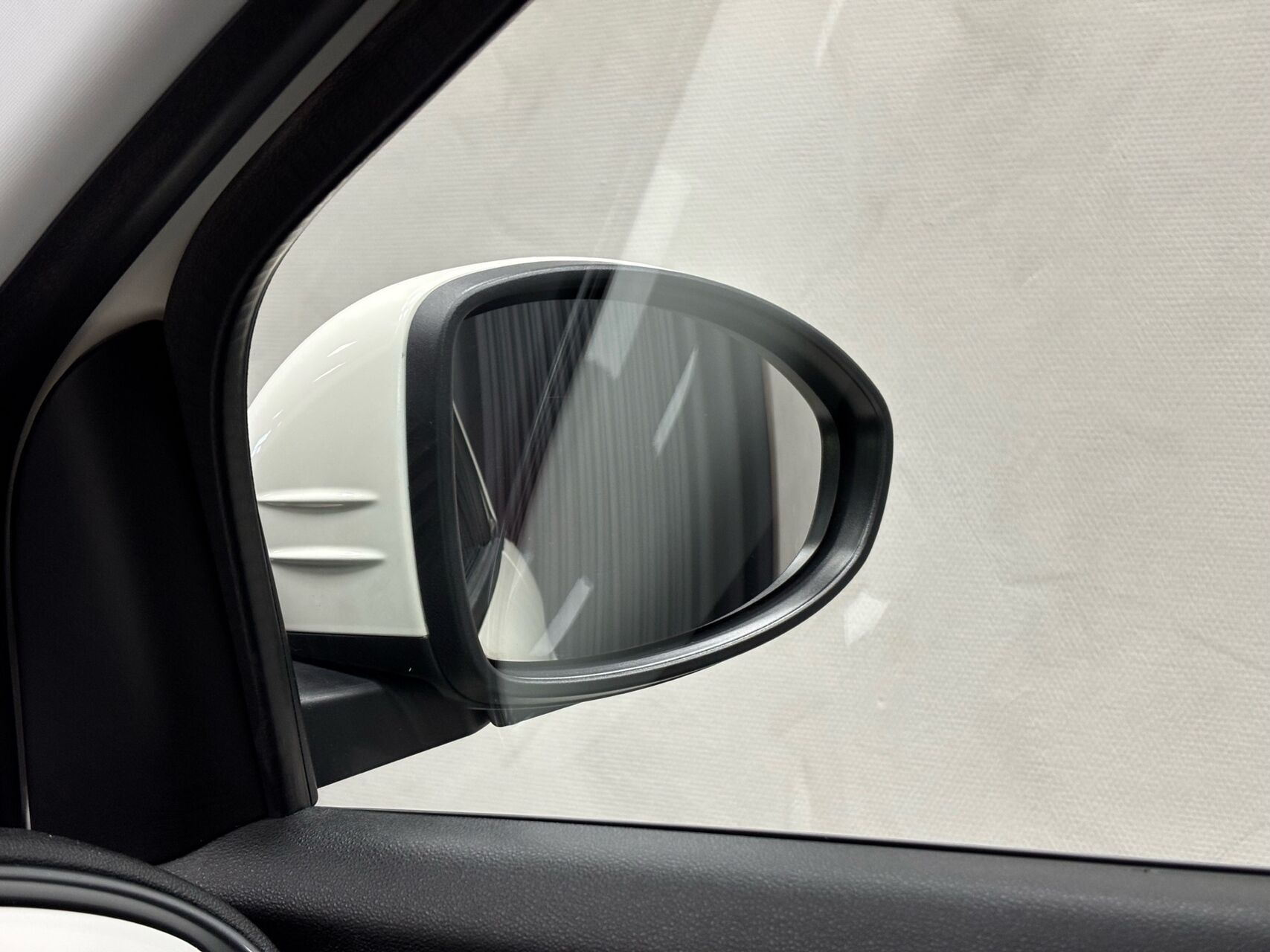 Hvid Fiat 500e fra 2023