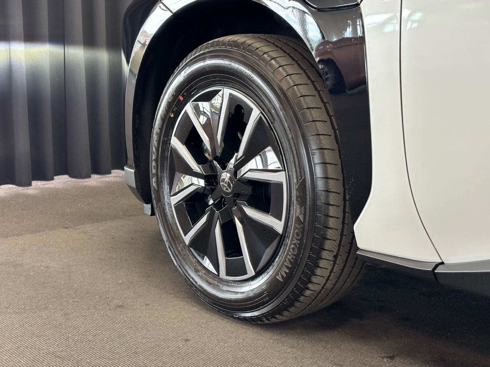 Hvid Toyota BZ4X fra 2026