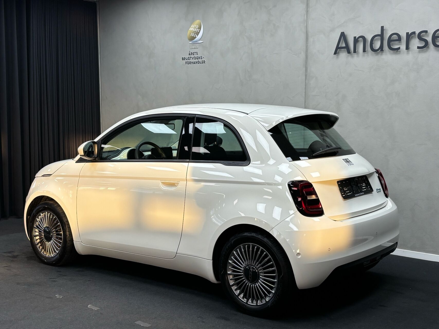 Hvid Fiat 500e fra 2023