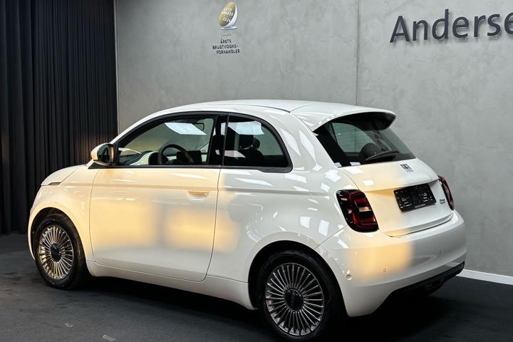 Hvid Fiat 500e fra 2023