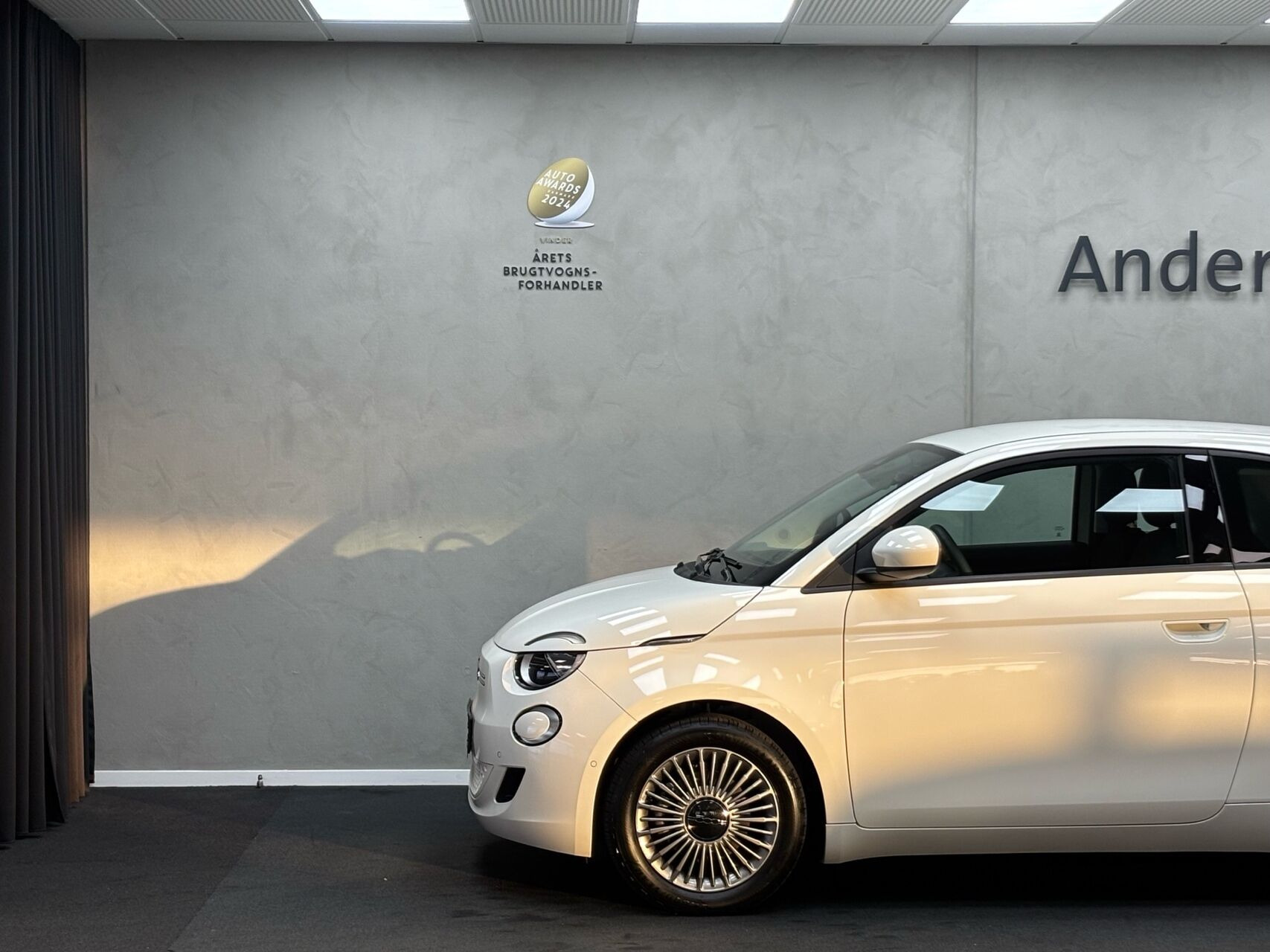 Hvid Fiat 500e fra 2023