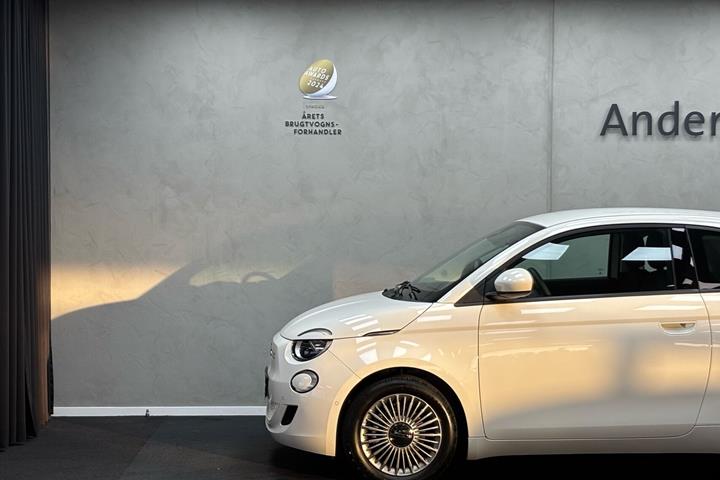 Hvid Fiat 500e fra 2023