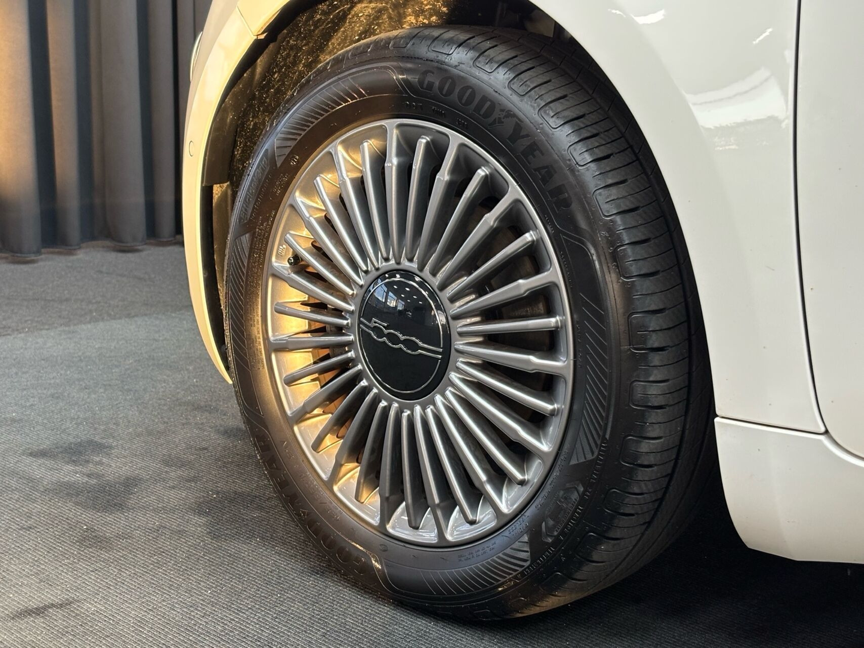 Hvid Fiat 500e fra 2023