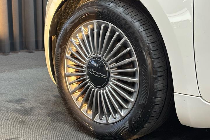 Hvid Fiat 500e fra 2023
