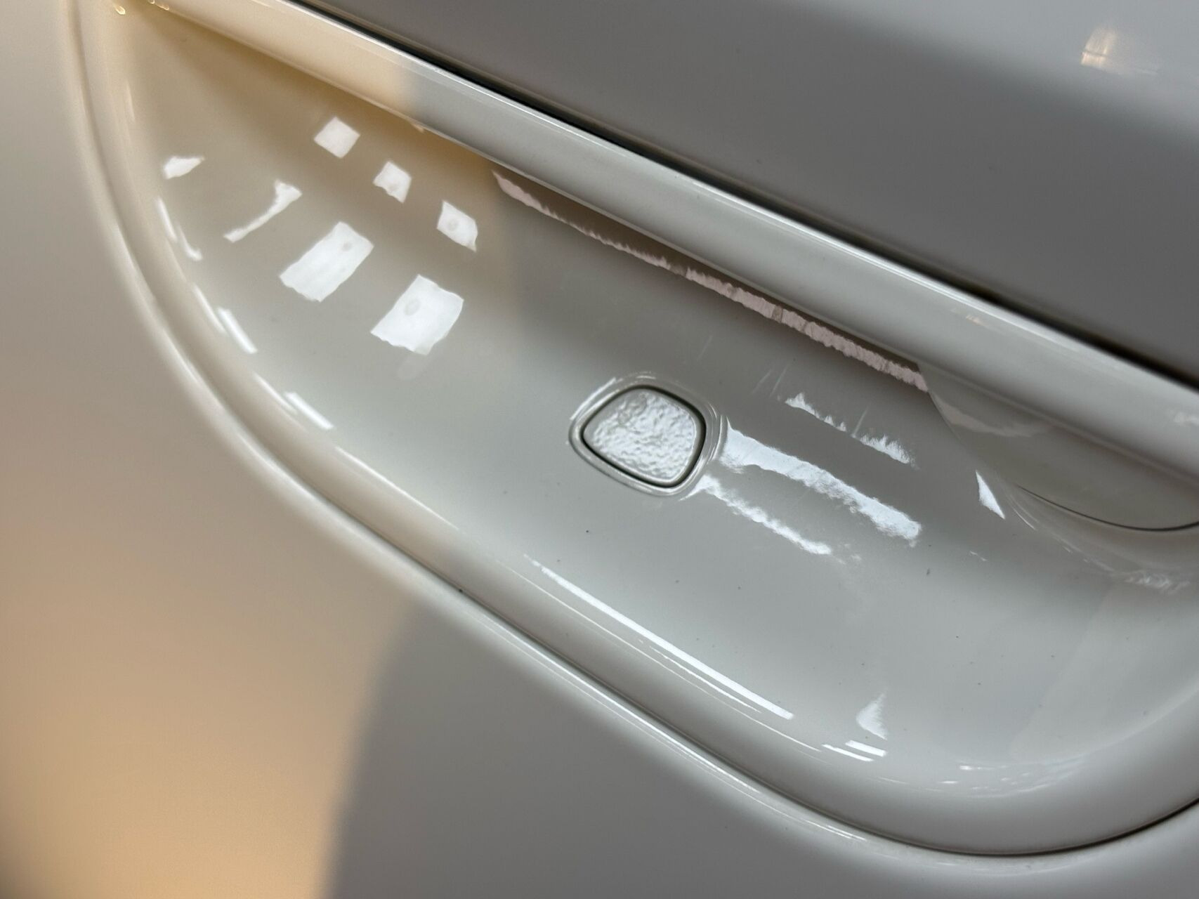 Hvid Fiat 500e fra 2023