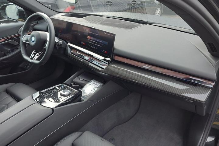 Sort BMW i5 fra 2024