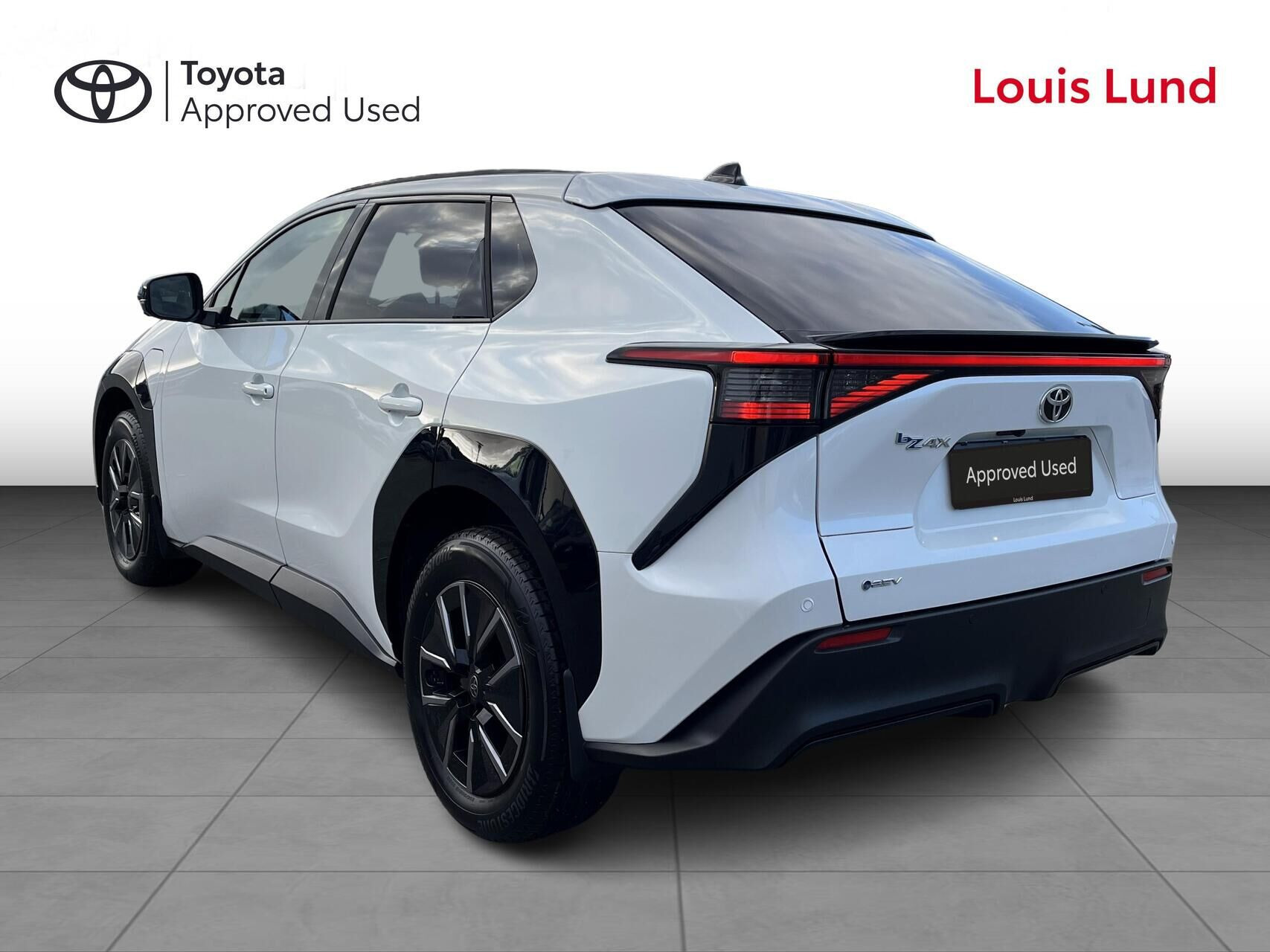 Hvid Toyota BZ4X fra 2026