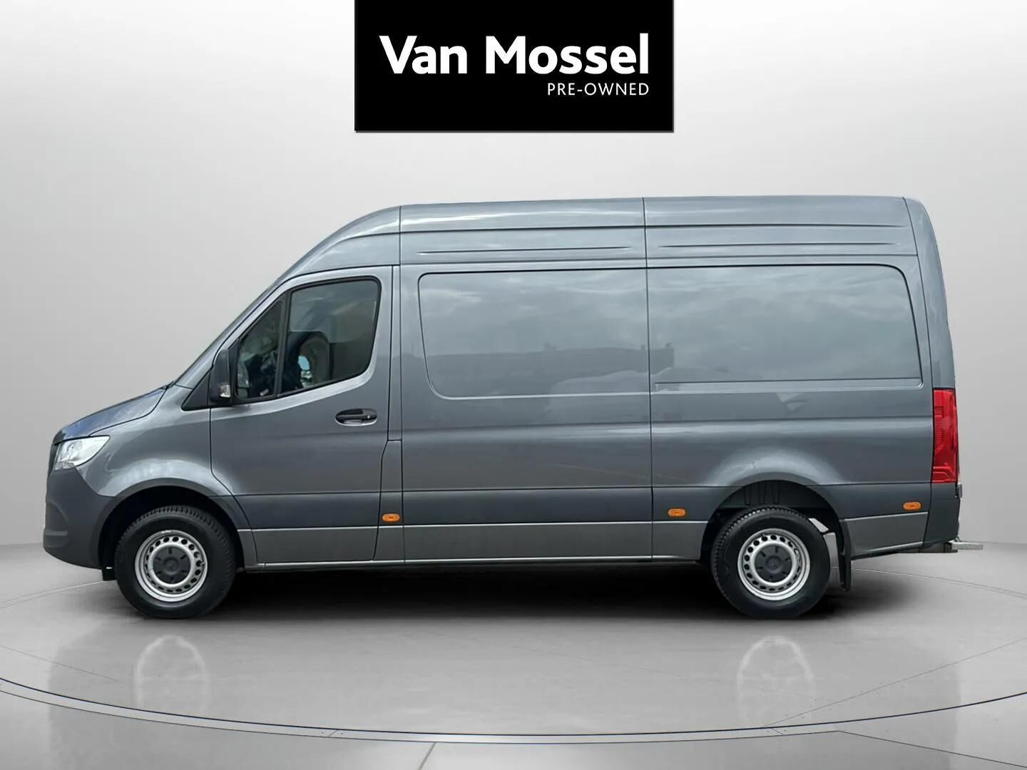 Grå Mercedes Sprinter fra 2025