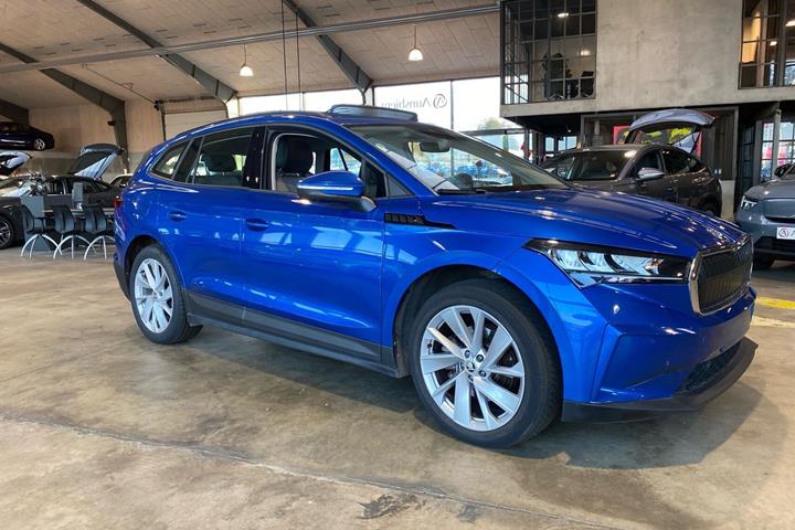 Blå Skoda Enyaq fra 2023