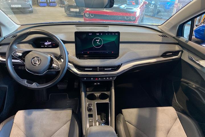 Blå Skoda Enyaq fra 2023