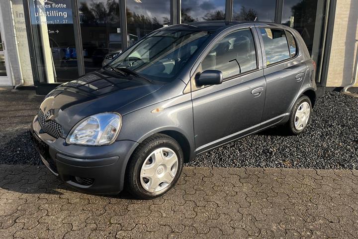 Grå Toyota Yaris fra 2005