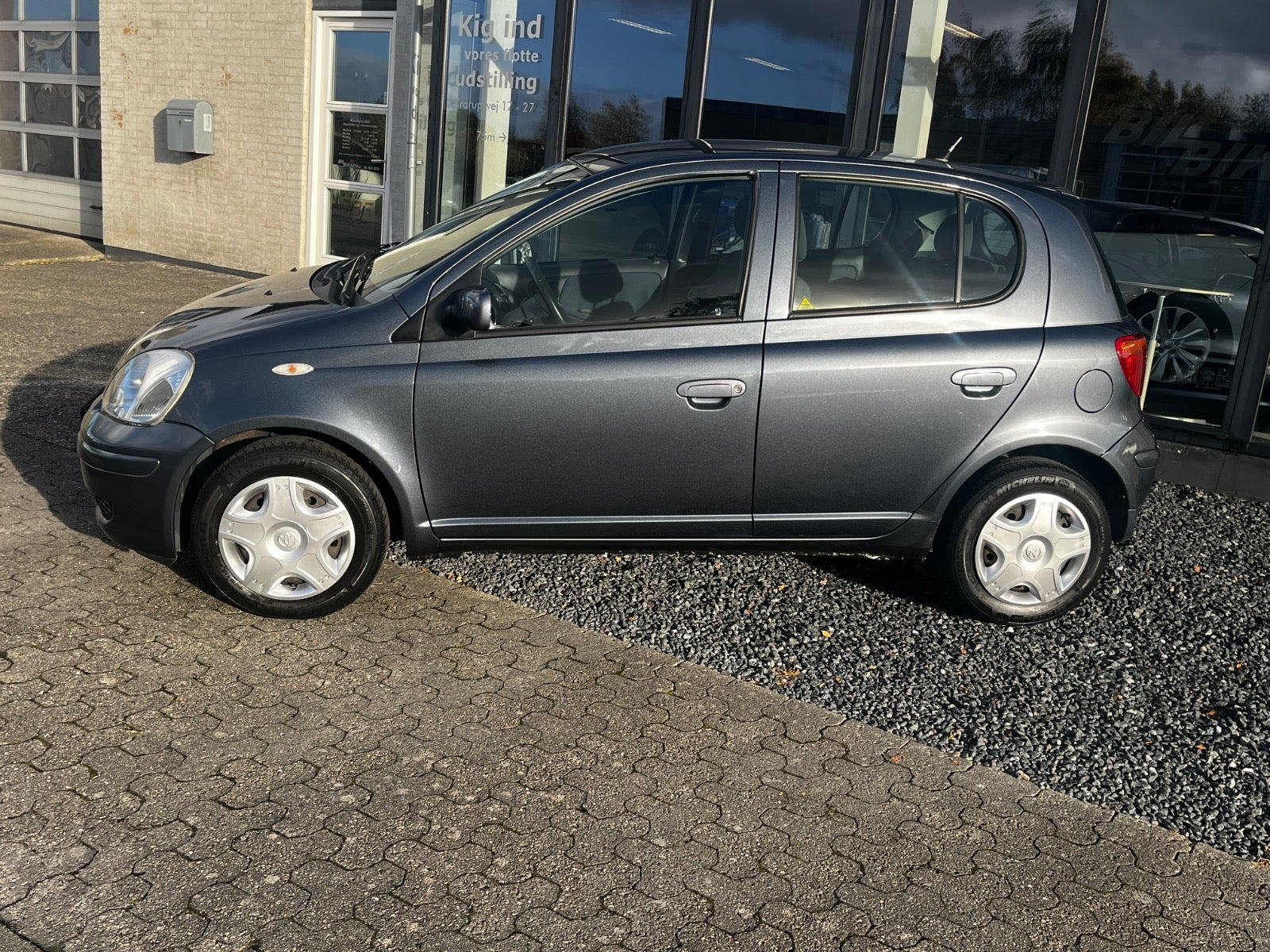 Grå Toyota Yaris fra 2005