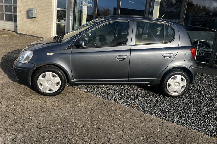 Grå Toyota Yaris fra 2005