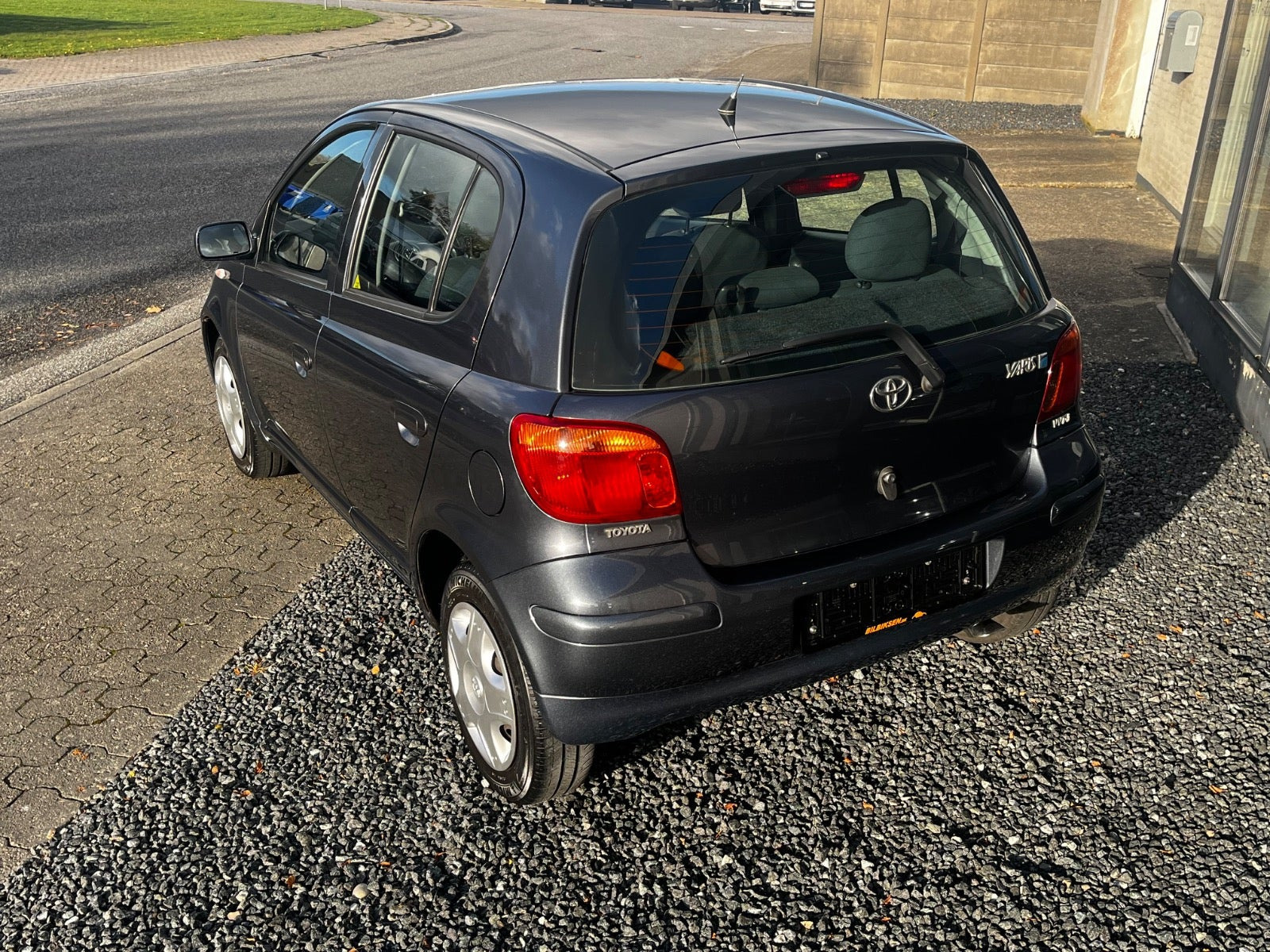 Grå Toyota Yaris fra 2005
