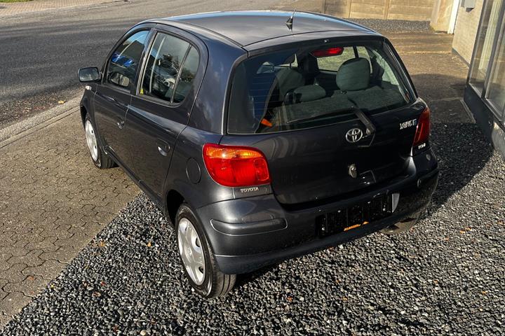 Grå Toyota Yaris fra 2005
