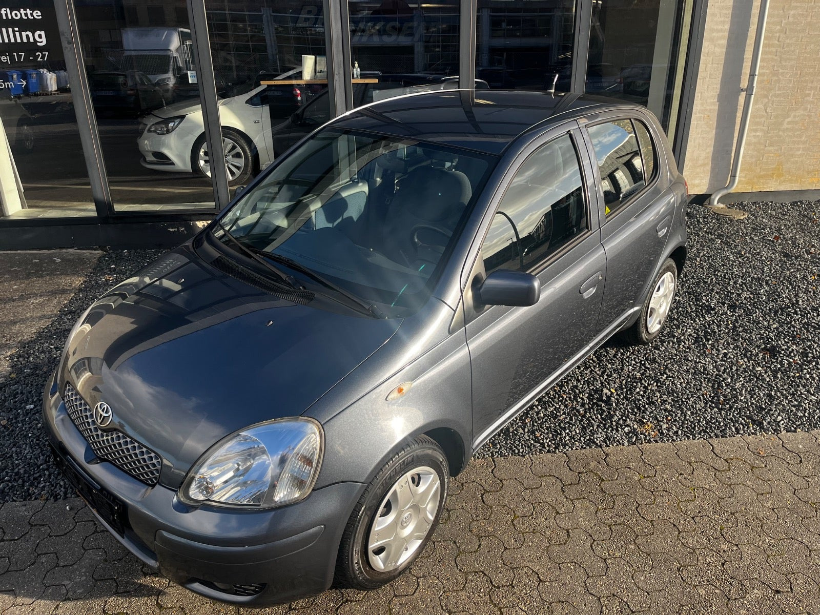 Grå Toyota Yaris fra 2005