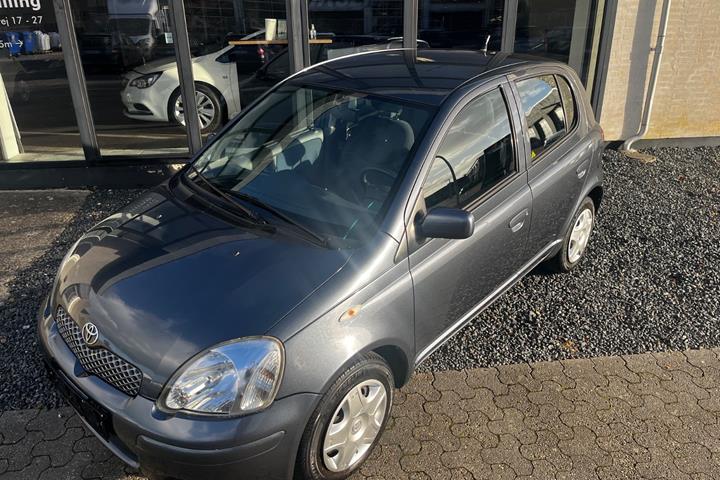 Grå Toyota Yaris fra 2005