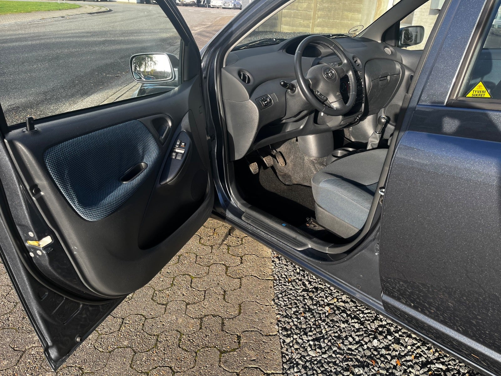 Grå Toyota Yaris fra 2005