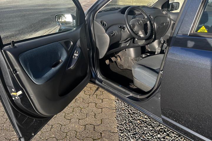 Grå Toyota Yaris fra 2005