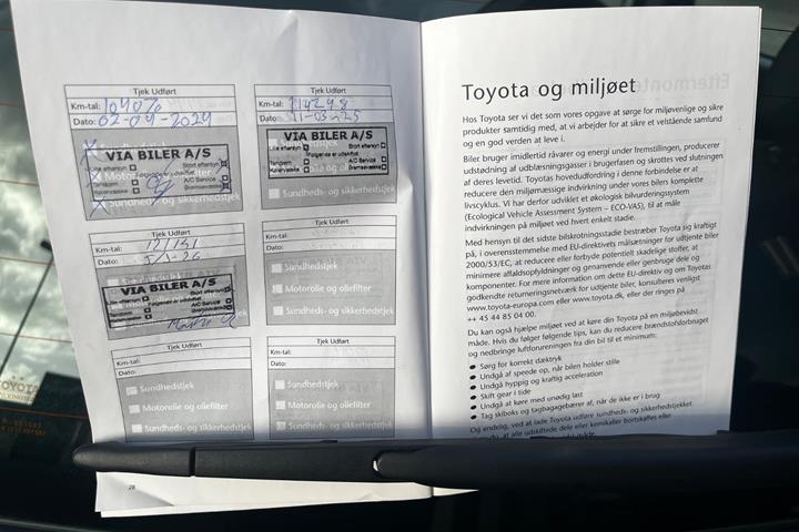 Grå Toyota Yaris fra 2005